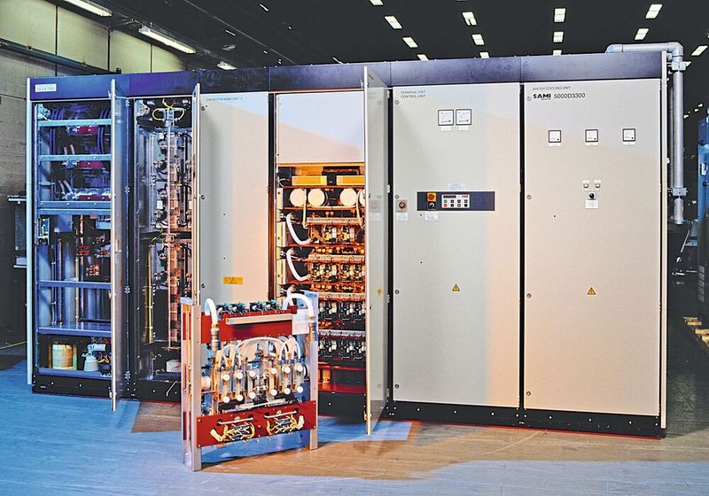 1964: Umrichter mit Pulsweitenmodulation wandeln die Zwischenkreisspannung des Wechselrichters in eine getaktete periodische Form. (Bild: ABB)