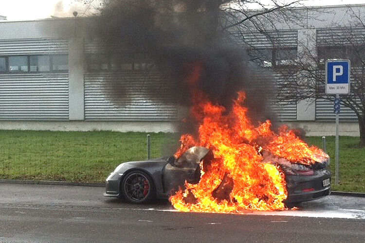 Anfang Februar ging aus zunächst unbekanntem Grund ein Porsche GT3 in der Schweiz in Flammen auf. (Foto: Kantonspolizei St. Gallen)
