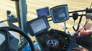 Ein moderner Traktor: seine Kabine ist mit elektronischen Steuerungen und mehreren Anzeigen ausgestattet.  (Bild: ©artfocus - stock.adobe.com)