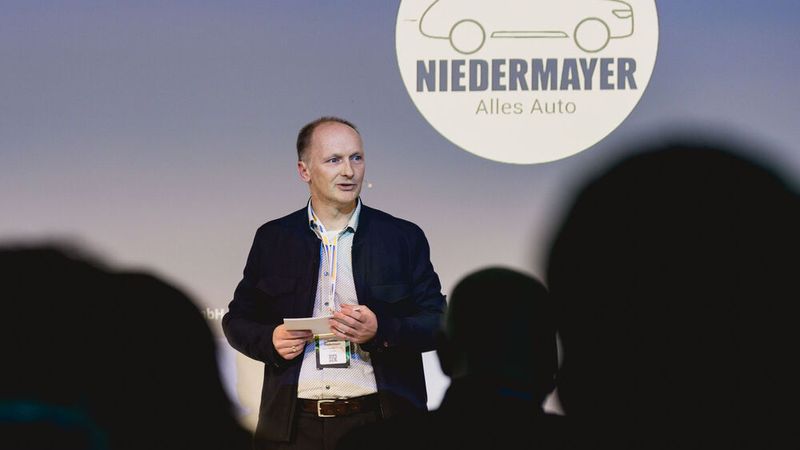 Für Thomas Niedermayer, Geschäftsführer des markenunabhängigen Autohauses Auto Niedermayer, ist es eine außerordentliche Teamleistung, jeden Tag gleichbleibende Qualität in allen Bereichen abzuliefern. Das Autohaus schafft es aber darüber hinaus noch, die Qualität kontinuierlich und messbar zu steigern. (Bild: Stefan Bausewein)