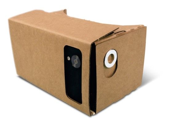 Red Dot Award 2015 - Cardboard Virtual-Reality-Erweiterung für Smartphones von Google: Cardboard ist eine Erweiterung für Smartphones, die das Erleben von Virtual Reality unkompliziert und kostengünstig möglich macht. Es wird aus einem einzigen Stück Karton gestanzt und als flacher Umschlag versandt. Der Benutzer kann den betrachteten Film einfach über einen Magneten an der Seite des Kartongehäuses steuern. Der Magnetsensor des Mobiltelefons erkennt und verarbeitet diese Bewegung. Ein herkömmliches Gummiband verhindert das Herausrutschen des Telefons. (Bild: Red Dot)