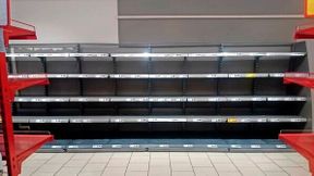So leer wie dieses Regal könnten bald auch die Lager in der deutschen Industrie sein. Denn es herrscht Materialmangel, der in vielen Sektoren immer bedenklicherer Auswüchse annimmt, wie das Ifo-Institut ermittelt hat. (Bild: Kanistrio)