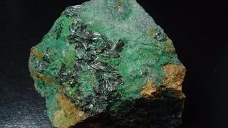 Dieses Mineral heißt Atacamit, weil man es in der Atacama-Wüste das erste Mal gefunden hat. Wussten Sie, dass es ein frustriertes Mineral ist? Was das ist und wie man diese Eigenschaft ausnutzen kann, haben Forscher am Helmholtz-Zentrum Dresden-Rossendorf jetzt untersucht. (Bild: Mineralfuchs)