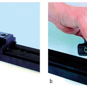 Bild 1: Durch das Öffnen einer Spindel (a) lässt sich das Spannmodul einfach und schnell von der Basisschiene abheben (b).