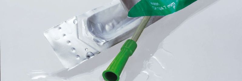 Ein beschichteter Einmalkatheter in steriler Flüssigkeit.(Bild:  Coloplast)