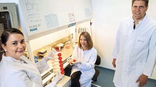 Auf den Spuren des „Wettrüstens“ zwischen Immunabwehr und Krebs: (v.l.) Dr. Maike Effern, Dr. Nicole Glodde und Prof. Dr. Michael Hölzel. (Bild: Barbara Frommann/Uni Bonn)