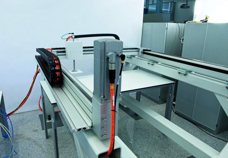 Das Raum-/Flächenportal deckt einen deutlich größeren Arbeitsraum in Rechteckform ab als Robotersysteme in Delta-Kinematik, die nur kreisrunde oder nierenförmige Arbeitsräume bearbeiten können.  Bild: Festo (Archiv: Vogel Business Media)