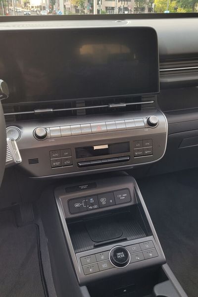 Auf der Mittelkonsole gibt es viele Schalter. Dennoch wirkt das Design klar und strukturiert. (Bild: Wehner - VCG)