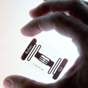 Kennzeichnungssysteme müssen unterschiedliche Materialien mit verschiedenen Codes markieren. Hier im Bild ist eine RFID-Kennzeichnung zu sehen. 