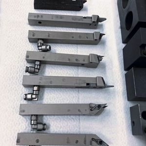 Kühlen Kopf bewahren. Rechts die Werkzeughalter mit integrierter Innenkühlung, oben der Kühlschmierstoffverteiler mit den entsprechenden Zuleitungen. Selbst die Maschinenbrände gehören seit dem Einsatz der Utilis-Werkzeuge der Vergangenheit an. (Bild:  Utilis)