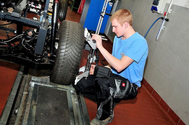 Markus Dölle aus Thüringen bei der Fahrwerksvermessung. (Foto: Schmidt)