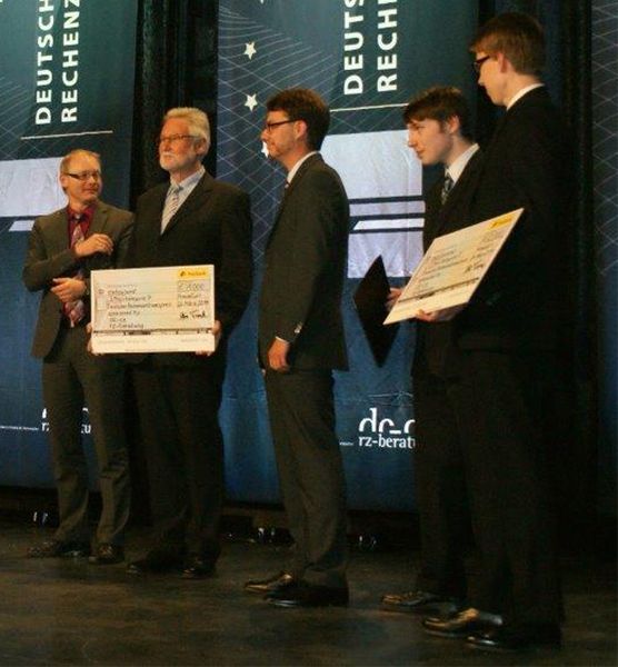 Platz 1 erreichte die Universität Paderborn;  Maximilian Boehner nahm die Trophäe entgegen.  (Ulrike Ostler)