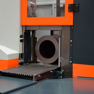 Die neue Kastossb ist flexibel konfigurierbar, passt in das neue Sägezentrum Kastocenter compact und braucht auch vor anspruchsvollen Sägeaufgaben nicht zu kapitulieren. Sie kann auch mit Hartmetall-Sägebändern arbeiten.(Bild:  Kasto)