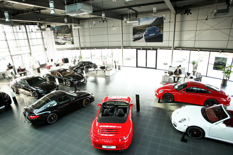 Das erst vor wenigen Jahren neu erbaute Porsche-Zentrum Augsburg beschäftigt derzeit 30 Mitarbeiter. Im großzügigen Exklusiv-Showroom präsentiert sich auf rund 1.100 Quadratmetern Ausstellungsfläche die aktuelle Neuwagenpalette der Zuffenhausener Sportwagenmarke. (Foto: PZA)