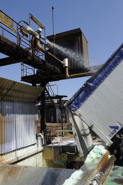 Production of yellow pigments – Delivery of iron sulfate. Ferrous sulfates are important starting materials for iron oxide pigments. (Picture: Lanxess)