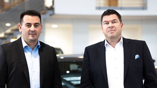 Ivko Todorovic (li.) und Christian Welling (re.) leiten zusammen die Betriebe der Nord-Gruppe bei Hardenberg und sind verantwortlich für die Marken VW Pkw, Seat und Skoda.(Bild:  Graf-Hardenberg-Gruppe)