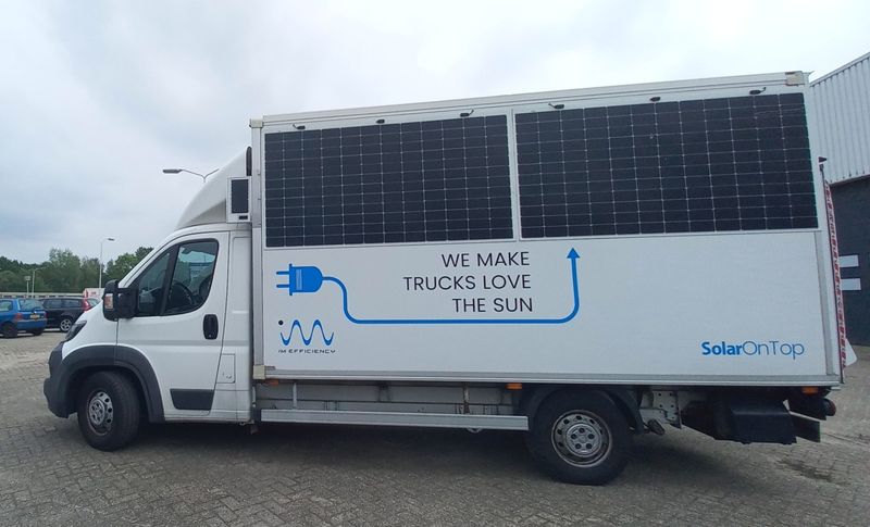 Lieferwagen mit Fahrzeugintegrierter Photovoltaik, der Teil der Studien-Flotte war. Wie alle anderen Fahrzeuge ist er mit einem Sensor zur Erfassung der Einstrahlungsdaten ausgestattet.  (Bild: IM Efficiency)