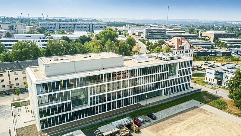 Blick aus der Vogelperspektive: Das MAIN-Gebäude profitiert von der räumliche Nähe zum Gründerzentrum sowie zu kleinen und mittleren Unternehmen im benachbarten Smart Systems Campus. (Jacob Müller)