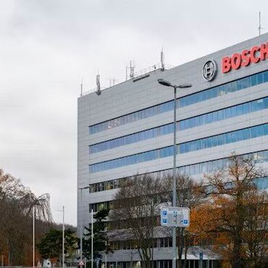 Biss in eine Zitrone mit Zuckerguss! Bosch, Betriebsrat und Gewerkschaft konnten sich darauf einigen, dass die geplante Schließung des Werks in Hildesheim vom Tisch ist. Doch das wird auch knapp über die Hälfte der derzeitigen Stellen kosten ... (Bild: Bosch)