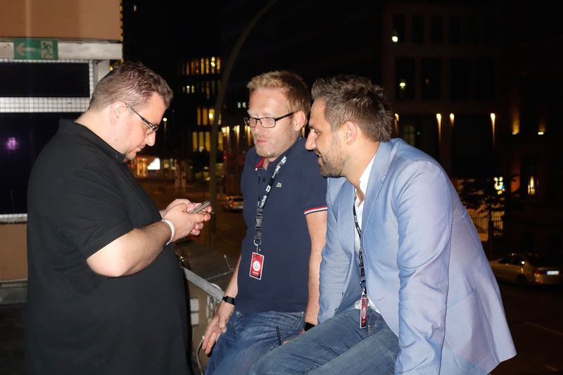 Ob die Jungs eine Games of Thrones Folge schauen? (v. l.) Andre Nemec, Medimax, Holger Haase, EP, und Erik Lange, Tech Data (Bild: IT-BUSINESS)