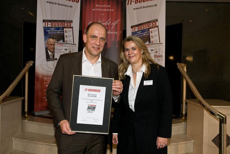 Jörg Rosenkranz von Devil nimmt die Auszeichnung als Qualified Distributor im Bereich Broadliner-Distribution entgegen. (Archiv: Vogel Business Media)