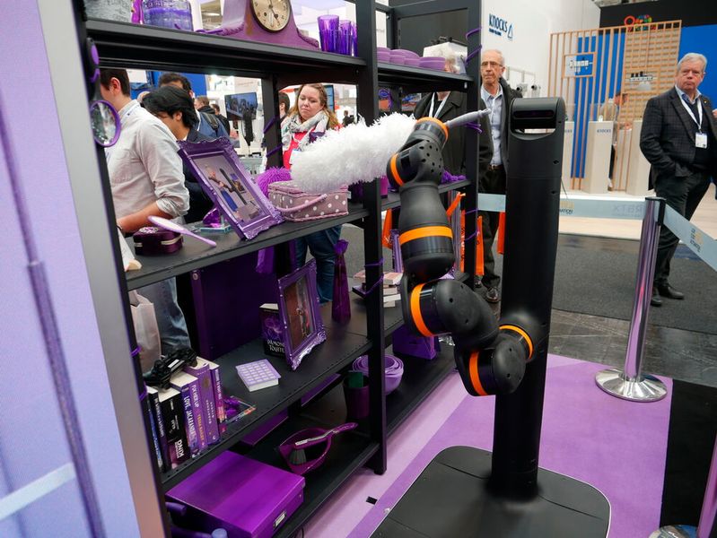 Igus stattet AGV mit seinen Roboterarmen aus. Könnte das schon bald die Zukunft des Frühjahrsputzes sein?  (Bild: Sandro Kipar/VCG)