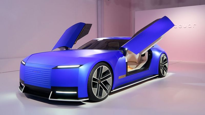 Bei Jaguar nennt man den Farbton der Designstudie French Ultramarin. Kornblumenblau matt, lautet die augenscheinliche Übersetzung. (Bild: Diehl – VCG)