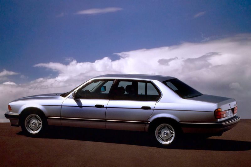 Allerdings konnten die 7er der Baureihe E32 noch nicht das Qualitätsniveau des damals ausgereiften Konkurrenten S-Klasse W126 erreichen. Auch galt der V12 anfangs als nicht so robust wie die legendären BMW-Sechszylinder und der 1992 im 7er eingeführte V8. (BMW)