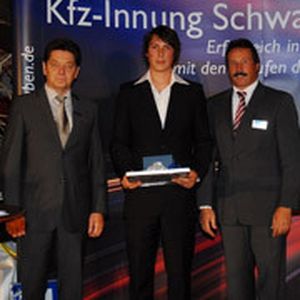 Alois Huber (li.) und Günther Haller (re.) gratulierten dem Prüfungsbesten Daniel Wagner.