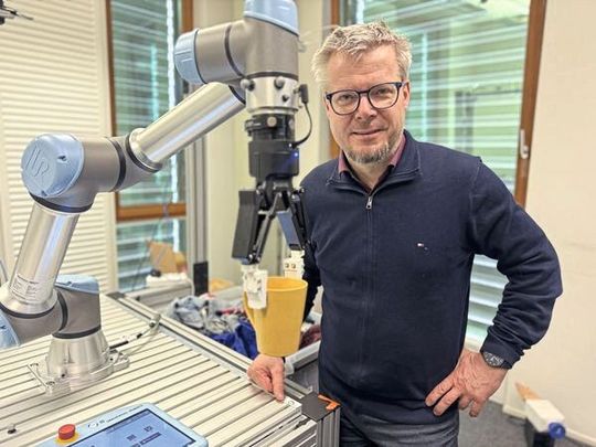 Hubert Zangl vom Institut für Intelligente Systemtechnologien mit dem vom seinem Team entwickelten Robotergreifer. (Bild:  aau/Müller)