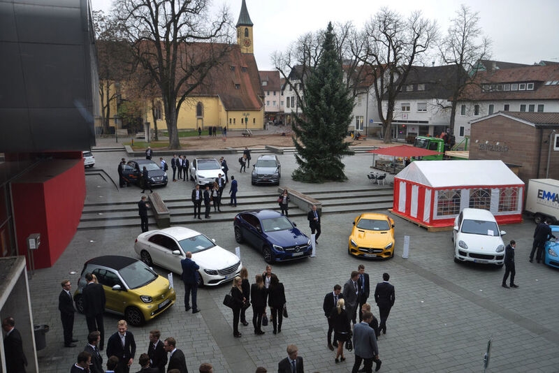 Zum Rahmenprogramm der Veranstaltung zählte eine kleine Automobilausstellung. (Seyerlein / »kfz-betrieb«)
