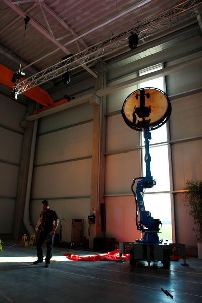 Nach der Pflicht kam die Kür: ein Yaskawa-Roboter in einer etwas anderen Anwendung. (Sonnenberg)