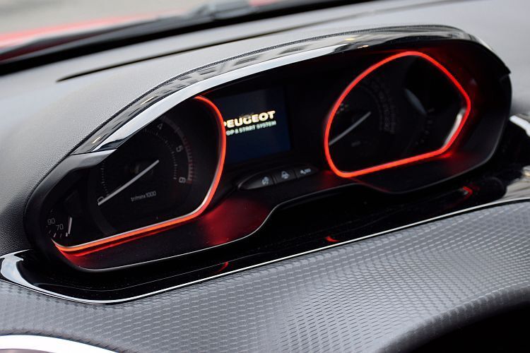 Zur GT-Line gehören neckische rote LED-Umrandungen für die Instrumente. (Rosenow)