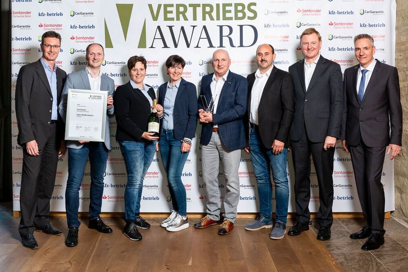Das Autohaus Niedermayer aus Neukirchen bei Bogen sicherte sich den Award in der Kategorie „Freier Handel“. Der Familienbetrieb verkauft doppelt so viele Fahrzeuge, wie der Ort Einwohner hat. (Stefan Bausewein)