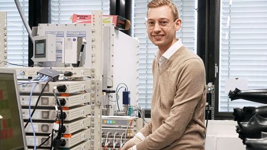 TUM-Forscher Fabian Apfelbeck bei der Untersuchung von Lade- und Entladezyklen an Knopfzellen.(Bild:  Vera Hiendl / e-conversion)