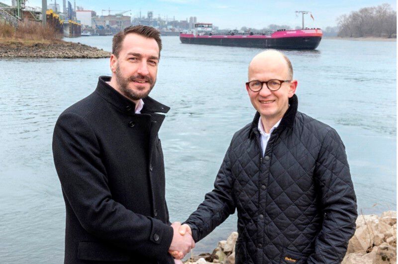 Das hat ja toll geklappt! Von links: Steffen Bauer, CEO HGK Shipping, und Hanno Brümmer, Leiter Supply Chain and Logistics EMEA bei Covestro, freuen sich über die erfolgreiche Erstbeladung des neuen Niedrigwasserschiffs Courage im Chempark Leverkusen.  (Bild: Covestro / M. Rennertz)