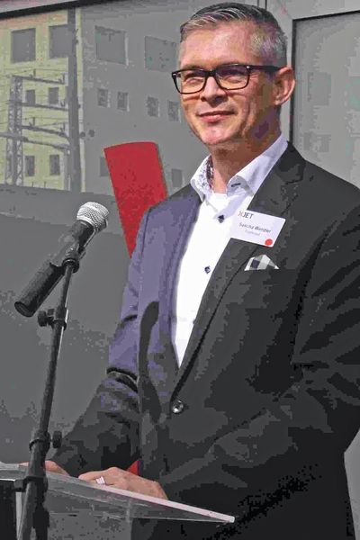 Getreu dem Erfolgsrezept, nah an den Bedürfnissen von Ausstellern und Messebesuchern zu sein, ist Sascha Wenzler häufig in Sachen Additive Fertigung unterwegs. (Simone Käfer, MM)