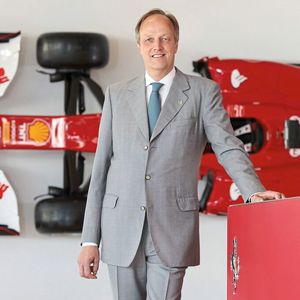 Inhaber Frank Ulrich vor einem an die Wand montierten Formel-1-Rennwagen des Typs F2012, den Fernando Alonso fuhr.(Bild:  Ferrari)