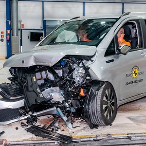 Der Mercedes-Benz EQV, die vollelektrische Version der V-Klasse, erhielt auch die Höchstwertung und zeigte damit das gleiche Sicherheitsniveau wie ihr Schwestermodell.(Bild:  Euro NCAP)