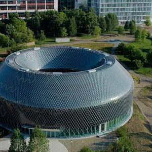 Das in Mailand ansässige Büro der Designarchitekten  AMDL Circle und Michele De Lucchi wurde nach einem internationalen Designwettbewerb, der 2017 von Novartis ausgeschrieben wurde, mit der Gestaltung des neuen Gebäudes beauftragt. Die Fassade besteht aus mehr als 10.000 rauten- und dreieckförmige Solarmodulen.(Bild:  iart)