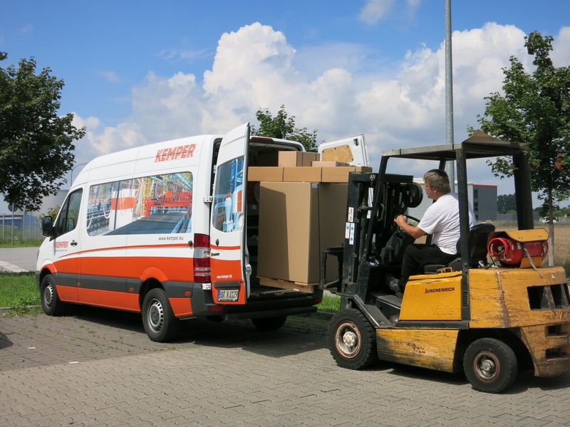 Der Absaugarm, ein Drehkranz und die Absaughaube sind einzelne Packstücke, die auf einer Europalette geliefert werden. (Bild: Finus)