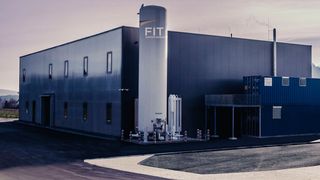 Der Anfang 2017 eröffnete Produktionsstandort von FIT in Lupurg. Bis zu 25 Kilogramm additiv gefertigter metallischer Bauteile lassen sich hier laut Unternehmen täglich herstellen. (FIT AG)