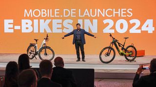 Mobile.de-Chef Ajay Bhatia hatte im Herbst vergangenen Jahres auf einer Konferenz angekündigt, dass Händler ab diesem Jahr auf der Plattform auch E-Bikes inserieren können. (Bild: Photodivision-DH GmbH)