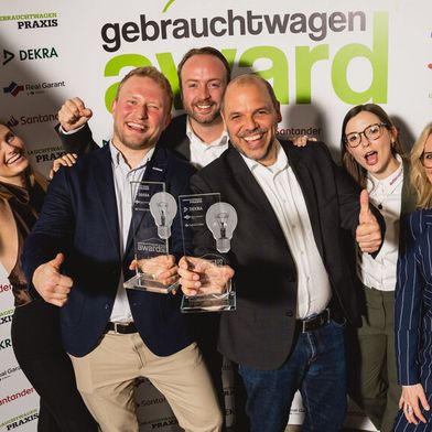 Strahlende Sieger beim Gebrauchtwagen Award 2026: In der Kategorie Vertragshandel siegte das Team von Weller, in der Kategorie Freier Handel brachte das Team von Auto Expo den Pokal nach Hause. (Bild: Stefan Bausewein)