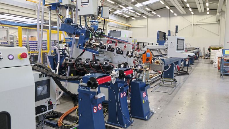Eine Extrusionsanlage für Verbundstoffrohre aus Kunststoff in der Testphase. Im Vordergrund sind die Schnecke und der Extrusionskopf zu sehen.(Bild:  MSM)