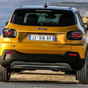 Der Avenger steht auf der STLA Small Platform.(Bild:  Jeep)