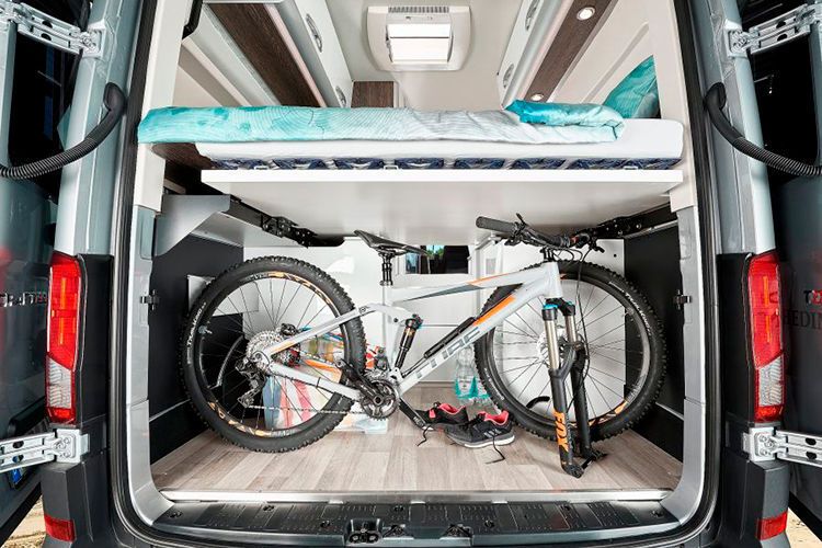 Und selbst wenn der Bettunterbau mit den Tellerfedern und die Matratze an Bord bleiben, ist genügend Stauraum für zwei Fahrräder vorhanden. (Westfalia)