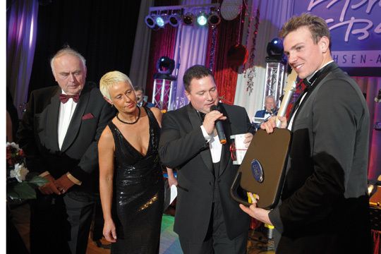 Volker Ciesiolka und Ministerpräsident Professor Dr. Wolfgang Böhmer übergeben dem mehrfachen Schwimmweltmeister Paul Biedermann symbolisch seinen neuen „Dienstwagen“. (Archiv: Vogel Business Media)