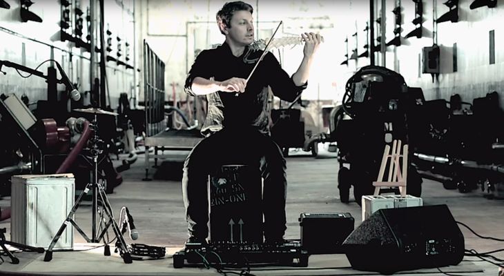 Der französische Musiker und Ingenieur Laurent Bernadac spielt auf der 3Dvarius: Die E-Violine soll 2016 erhältlich sein. Der Preis ist unbekannt. (Bild: 3Dvarius)