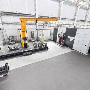 Two operating stations are used for exchanging parts between the individual operations and for loading castings and removing finished parts.(Image: Starrag/Ralf Baumgarten)